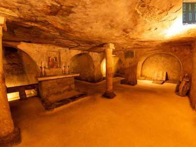 Ci ritroviamo cos� in un suggestivo e ampio ambiente sotterraneo a pianta trapezoidale con soffitto in pietra viva e pareti sulle quali si aprono una serie di archi che racchiudono vani quadrangolari